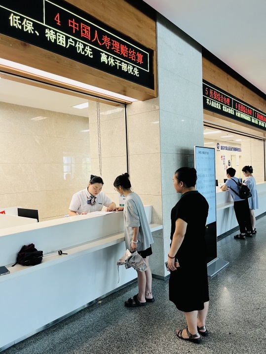 图：在璧山区人民医院，市民在中国人寿理赔结算一站式服务窗口办理保险理赔