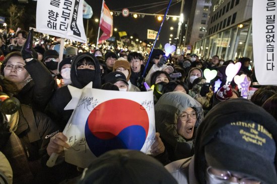 &nbsp;12月7日国会外，抗议尹锡悦的示威者高呼口号