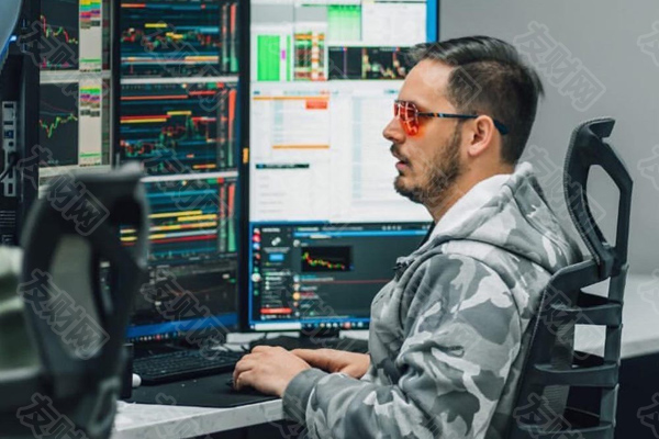 为什么汇率波动可能成为2025年市场的“阿喀琉斯之踵”