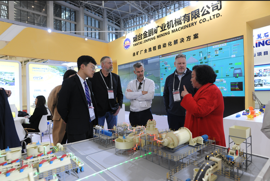 ▲2024中国国际矿业大会上，金鹏矿机董事长于建环（右一）与国内外客户进行交流