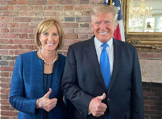Claudia Tenney（左）