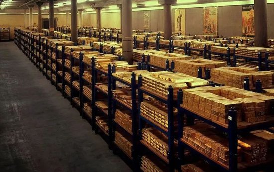 ▲诺克斯堡（Fort Knox）是美国陆军的一处基地，储放美国国库黄金的美国金库等机构均位于该地。这是金库中的黄金。