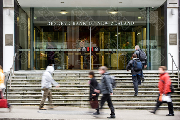 新西兰央行降息50个基点 暗示将采取更多宽松政策以重振脆弱的经济