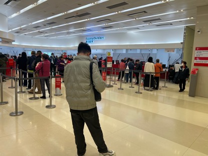 （部分内地客户在香港旺角汇丰银行大厦排队开户 第一财经实习记者蒋习拍摄）
