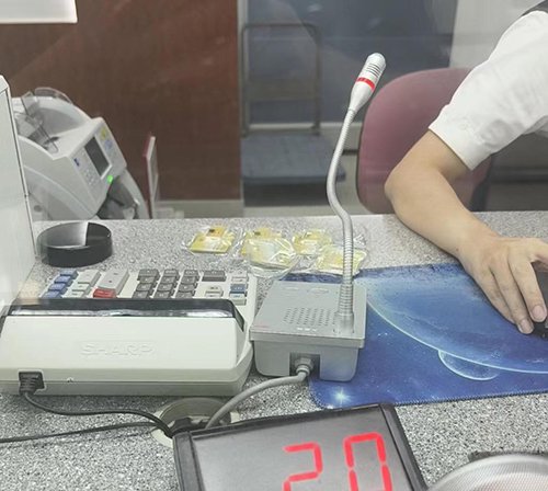 消费者在银行柜台领取实物金条