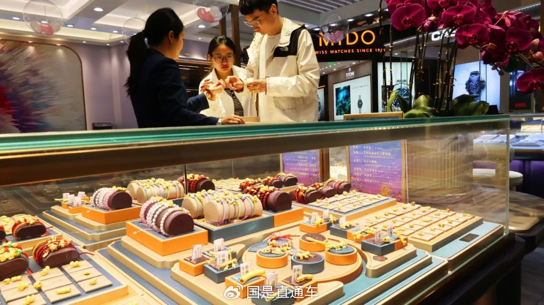 &nbsp; △顾客在选购黄金饰品。(资料图）中新社发 耿玉和 摄