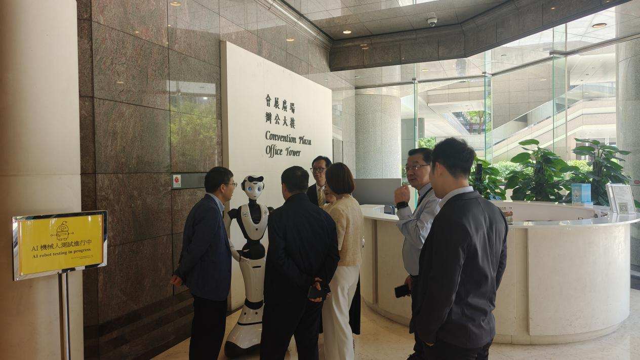 图:港仔机器人人形机器人展示