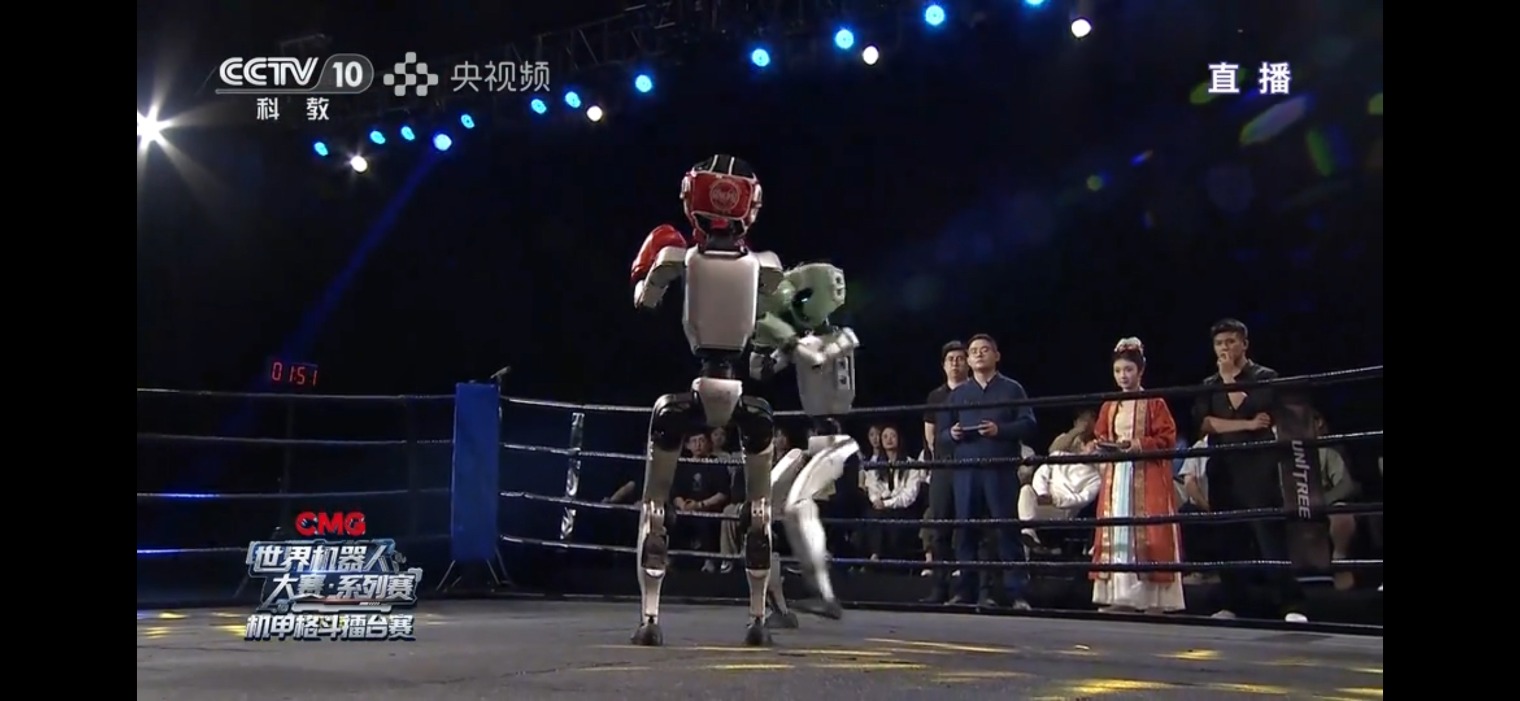 选手正在场外控制G1。图片来源：央视直播截图