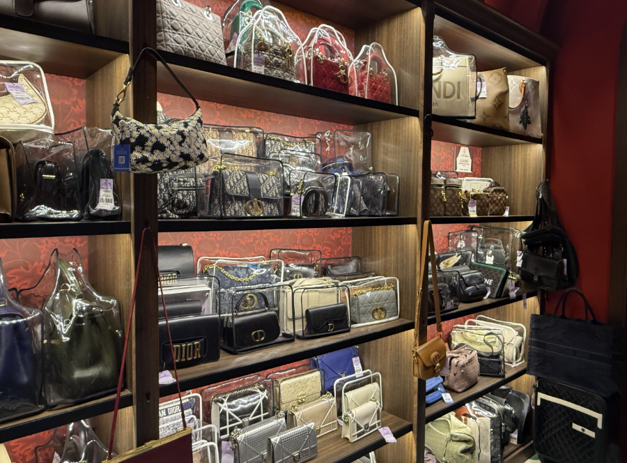 （三里屯二手奢品店， 来源：21世纪经济报道实习生余姿桦 拍摄）
