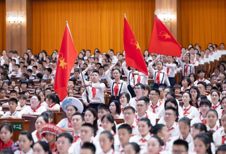 时政微观察丨总书记深情寄望“小树苗”