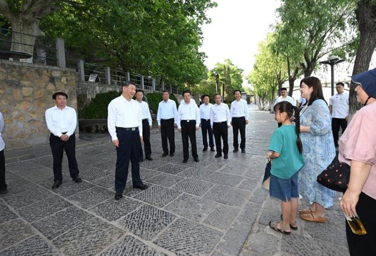 时政微观察丨总书记深情寄望“小树苗”