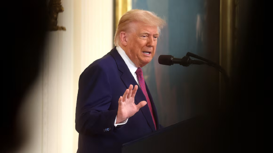 美国总统唐纳德・特朗普在签署一系列与加州机动车排放标准相关的法案前发表讲话。