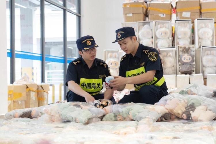 连续三起!海关共查获两万多个山寨LABUBU