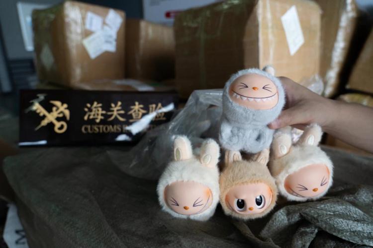 连续三起!海关共查获两万多个山寨LABUBU