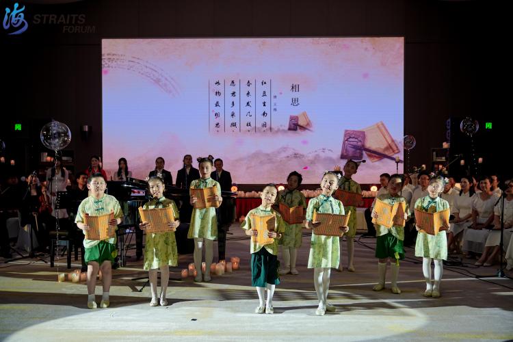 致敬经典 跨越古今——海峡两岸文学论坛“文学之夜”诗歌音乐会在厦门奏响(两岸关系)_fororder_6