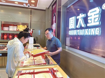 　　做二手奢侈品生意的谢祖平（右），接连开出多家金店。邓帆慧&nbsp;摄