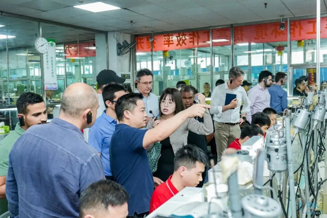  国际贵金属产业高管代表团在工厂参观铂金首饰加工过程  SPW图片