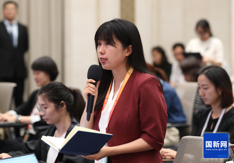 大众新闻大众日报记者提问（赵一帆 摄）