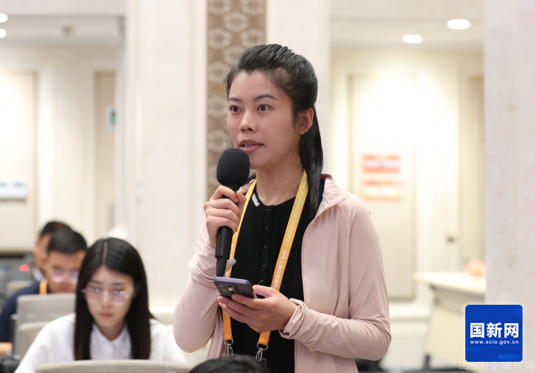 每日经济新闻记者提问（徐想 摄）