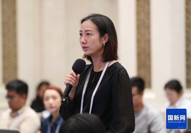 凤凰卫视记者提问（徐想 摄）