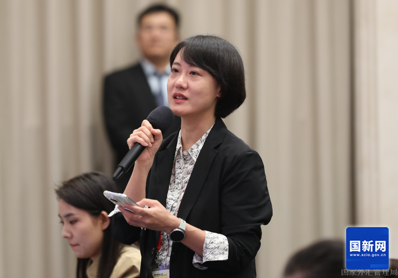 经济日报记者提问（赵一帆 摄）