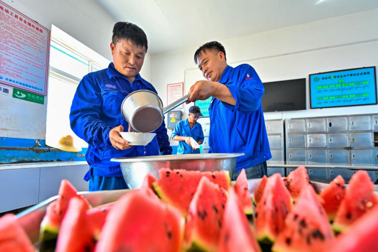 “桑拿天”如何防中暑?专家支招:老年人减少外出,户外作业注意补水降温_fororder_图片6