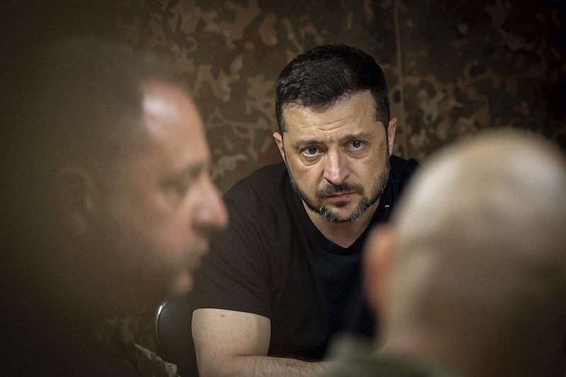 当地时间8月6日，乌克兰苏梅州，乌克兰总统泽连斯基视察前线士兵。 视觉中国