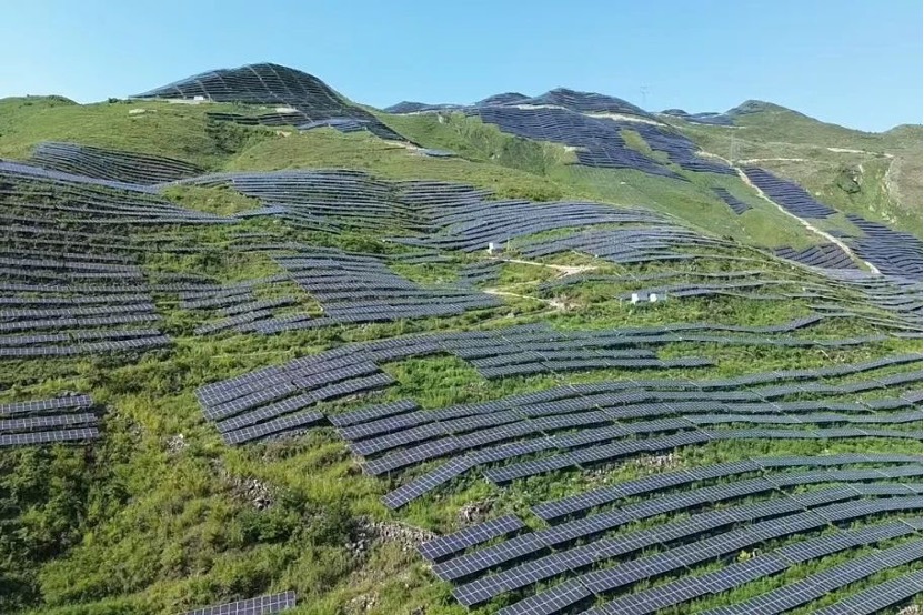 图：上海申能融资租赁有限公司服务的贵州关岭大型农光互补光伏发电项目