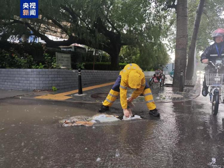 确保晚高峰出行 北京累计出动2800人次抽升雨水2600立方米