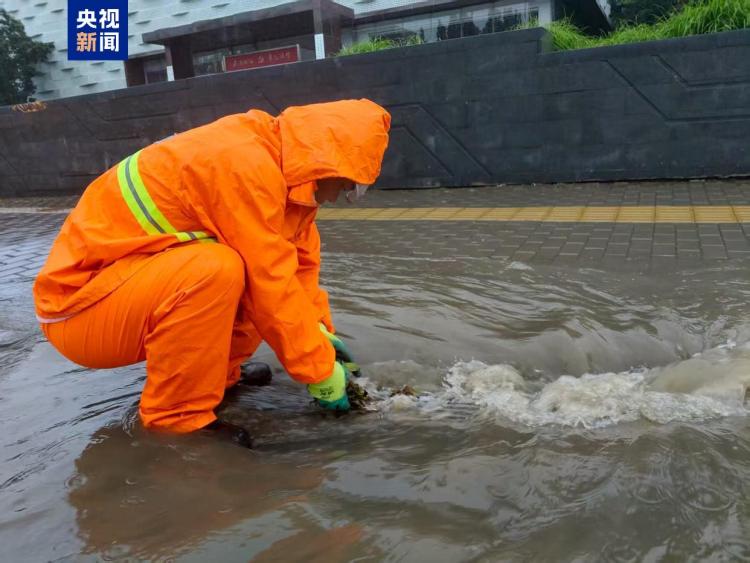 确保晚高峰出行 北京累计出动2800人次抽升雨水2600立方米