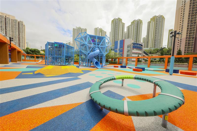 位于香港九龙的秀茂坪商场的翻新工程，是领展在香港完成的第100个资产提升项目，主要改动包括重新规划楼层空间，以及将户外露天空间升级为儿童游乐设施。