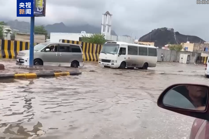 也门首都萨那及港口城市亚丁暴雨成灾