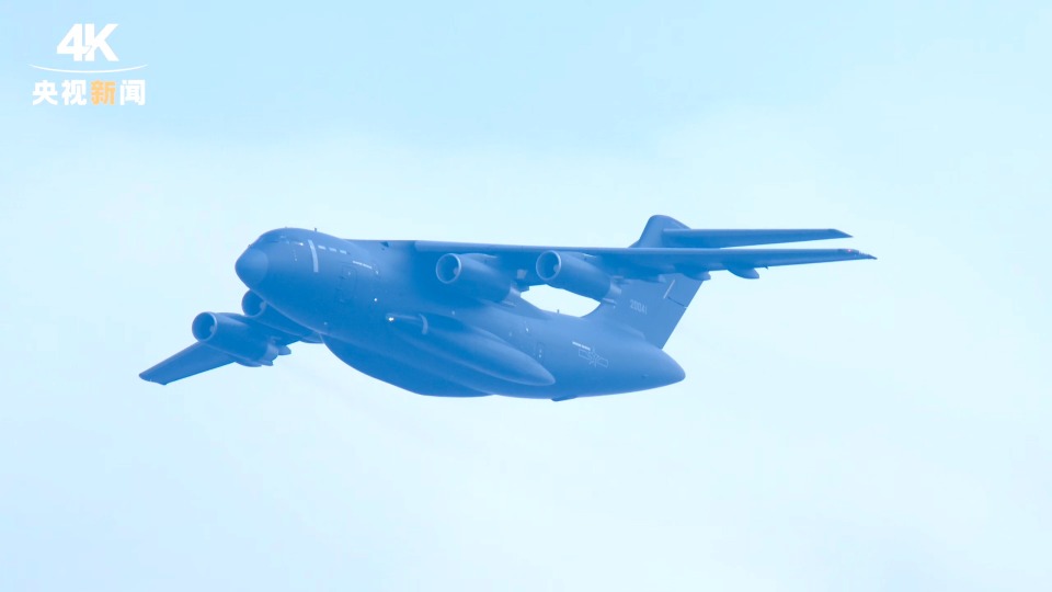 4K看阅兵丨空中梯队呼啸而来 战机拉出14道彩烟象征14年抗战