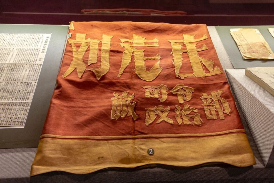 刘老庒连战旗为何多一“点” 网友:不能让英雄们找不到自己的部队