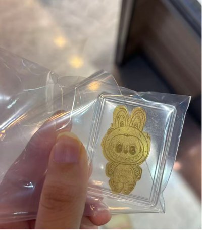 （售价10元的Labubu金箔 第一财经记者摄）