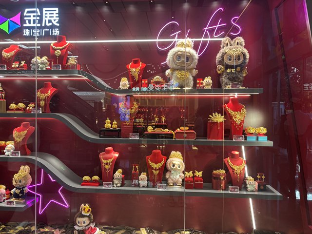 （金展广场1楼展示柜 第一财经记者摄）