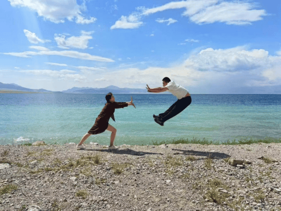 闫先生通过“恒银e贷”获批的额度，和妻子在赛里木湖畔留下旅途中美好的瞬间
