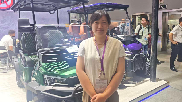 10月16日，唐斌兴在第138届广交会的展位前 （第一财经记者/摄）