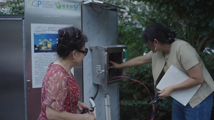 李岚为居民讲解设备使用方法    微纪录片《当阳光照进社区》剧照