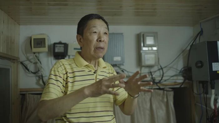 赵春江教授介绍自己的家用光伏实验    微纪录片《当阳光照进社区》剧照