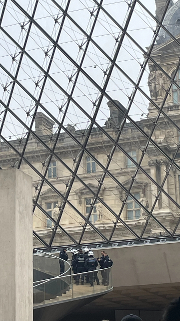 10月19日上午10时30分左右的卢浮宫主入口 （来源：受访者提供）