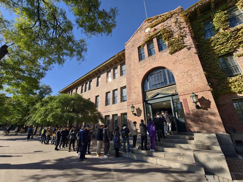 10月19日，人们来到清华大学高等研究院悼念杨振宁。新华社