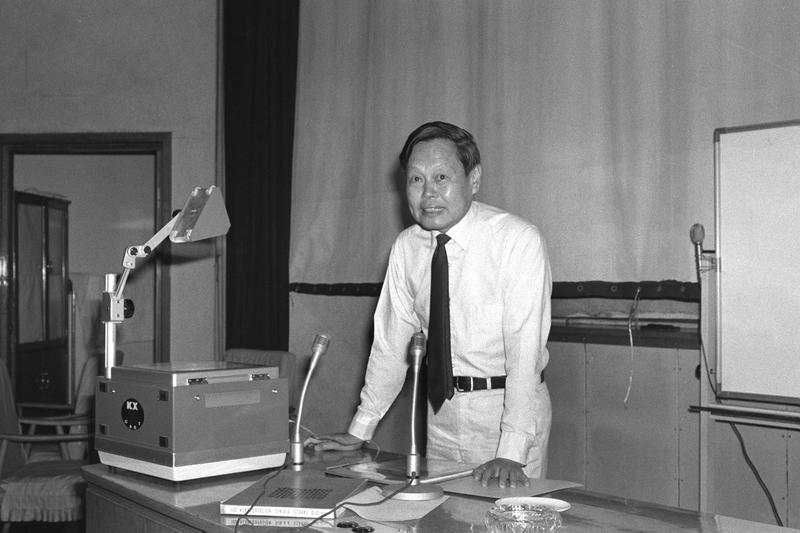 1986年5月26日，杨振宁在北京向来自全国各地的物理研究生和科研人员作报告。新华社