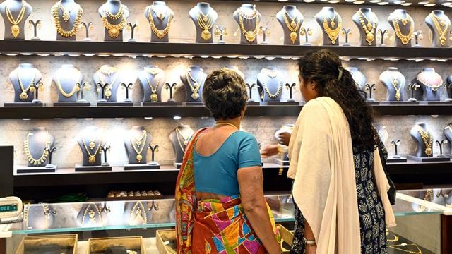 印度消费者选购金饰。图源：GJ