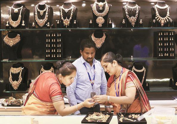 印度女性选购黄金饰品 图IC