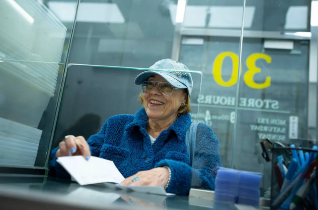 拿到报价，特斯勒欣喜不已。图源：GJ