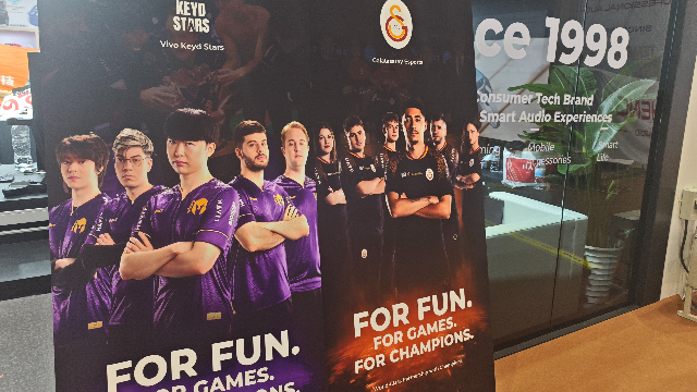 海威特在广交会上展示的赞助电竞战队的海报 （第一财经记者/摄）