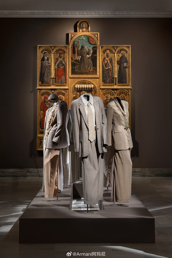 2025年9月24日至2026年1月11日，GIORGIO ARMANI: MILANO, PER AMORE 展览在布雷拉美术馆举办，展出逾120件阿玛尼的典藏作品。   品牌微博图