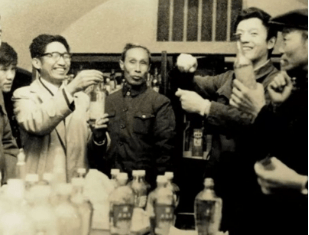 图1技术团队研制低度五粮液