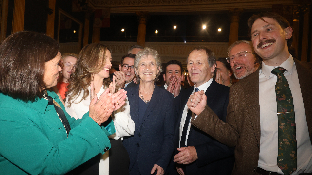 10月25日，凯瑟琳·康诺利（前左三）获胜后接受祝贺（新华社/图）